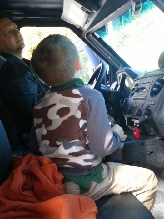 niño arriba de un camión de bomberos 