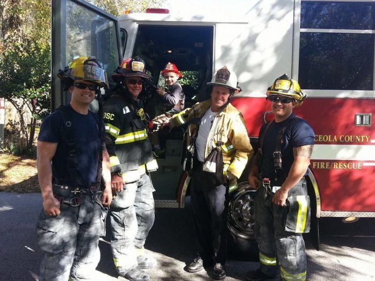 Niño con autismo en un camión de bomberos 