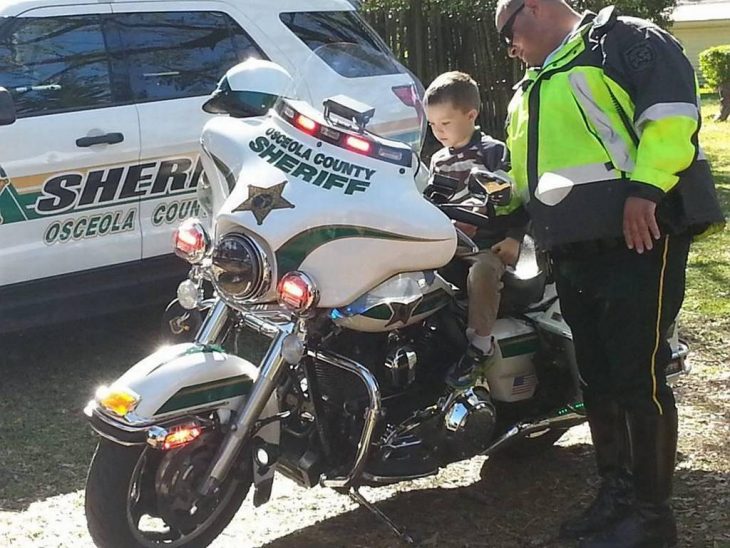 niño con autismo en una moto de policía 