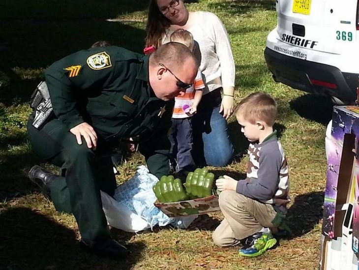 policía llevando juguetes a un niño con autismo 