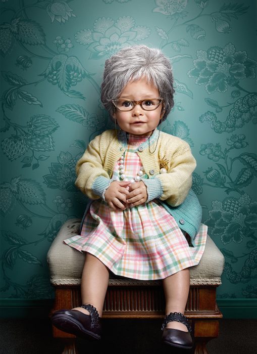 niña sentada en un banco vestida de adorable ancianita 