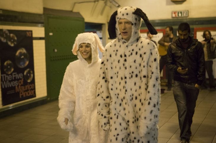 pareja de novios caminando vestidos de perro y conejo por el metro 