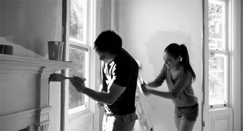 escena de la película ted donde la pareja esta pintando su casa 