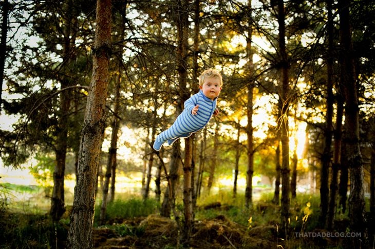 niño volando sobre los árboles 