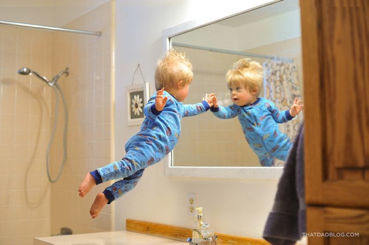 niño viendo su reflejo en un espejo 