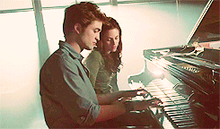Gif. de la película crepúsculo edward culllen tocando el piano junto a bella 