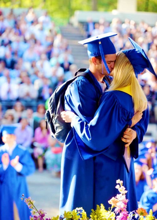 Escena de la película el increíble spiderman protagonistas besandose el día de su graduación 