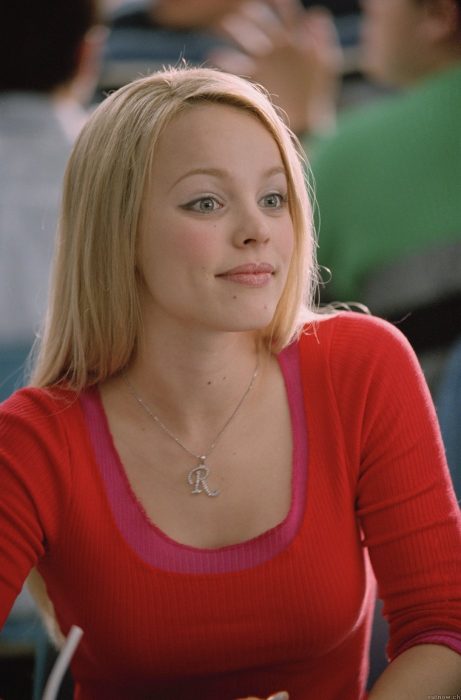 regina george de la película chicas pesadas sonriendo de manera altanera 