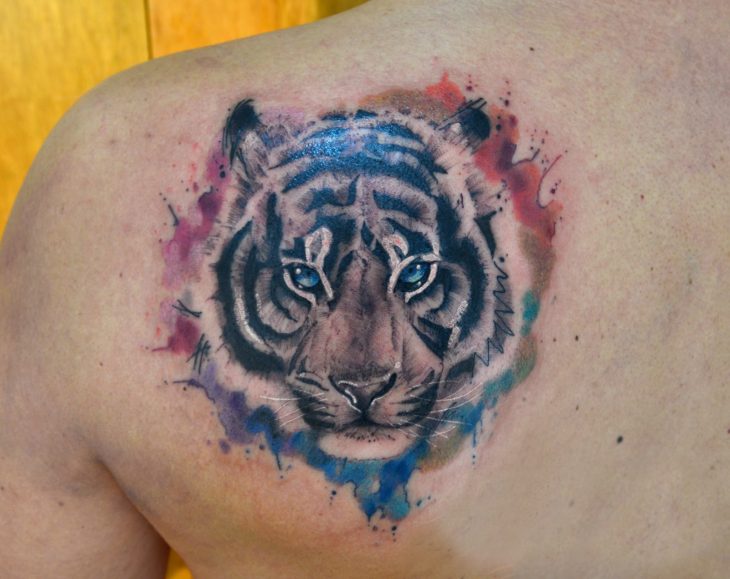 Tigre tatuado con la técnica de acuarela 