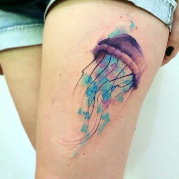 Medusa tatuada en una pierna con estilo acuarela 
