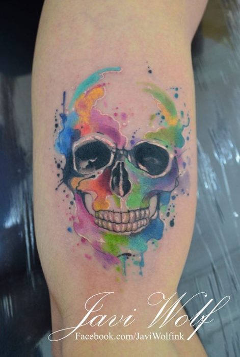 calavera tatuada con la técnica de acuarela 