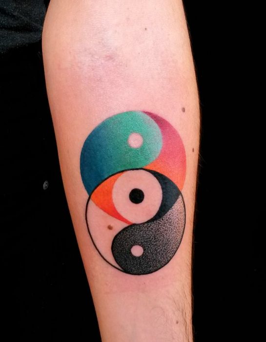 Ying yang en negro y a colores 