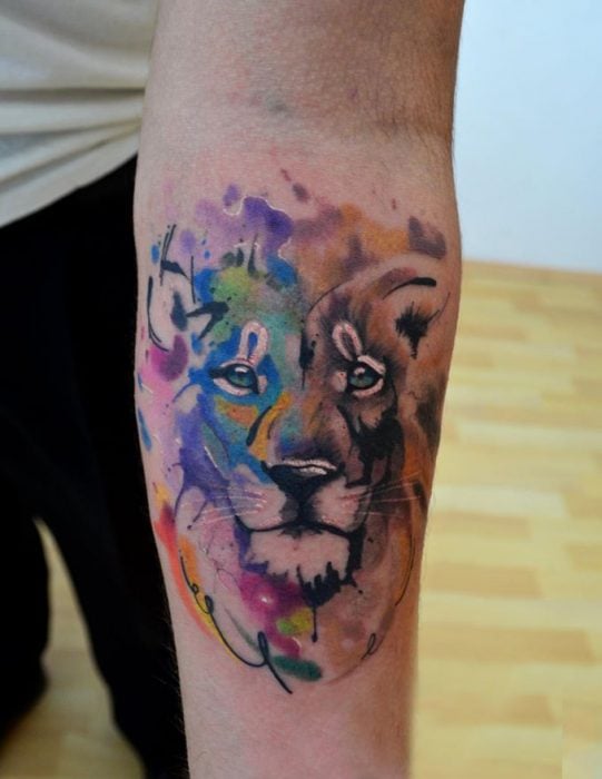León tatuado con la técnica de acuarela 
