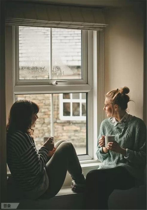 Amigas platicando mientras toman café 