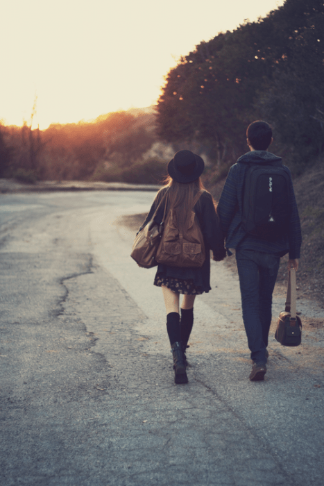 pareja de novios caminando tomados de las manos 