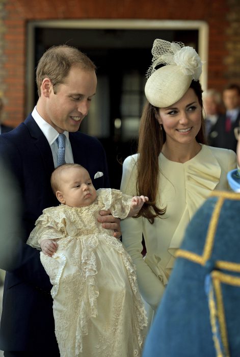 pareja real británica bautizando a su bebé