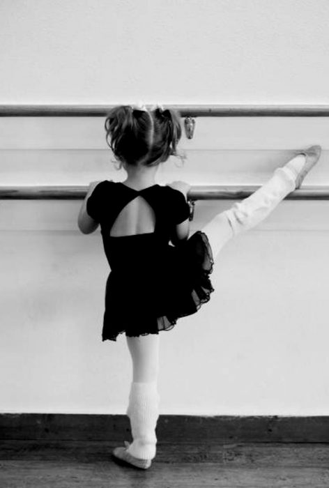 NIÑA TOMANDO CLASES DE BALLET 