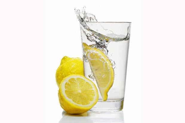 vaso con jugo de limón y rodajas de limón para decorar