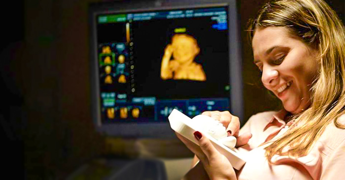 Una mujer ciega que está EMBARAZADA "ve" a su bebé por primera vez en una impresión 3D