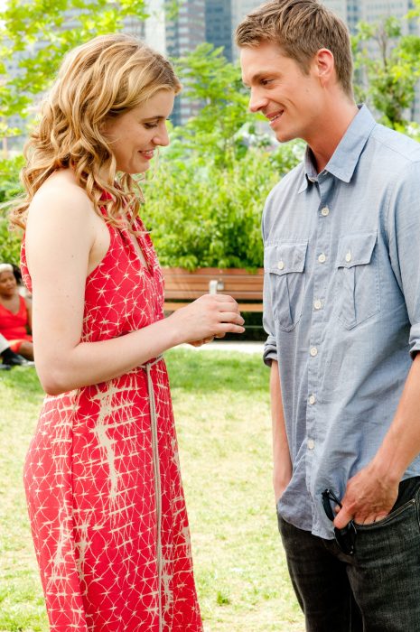 Pareja de novios conversando en un jardín 