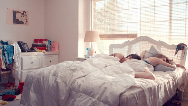 chicas durmiendo en una cama 