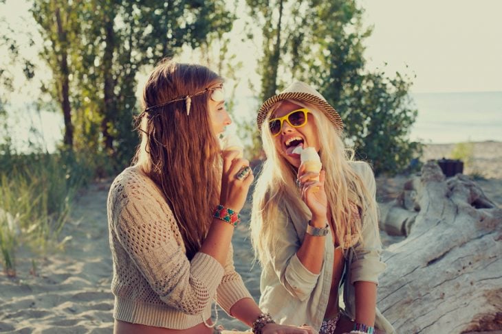 chicas comiendo un helado y riendo 