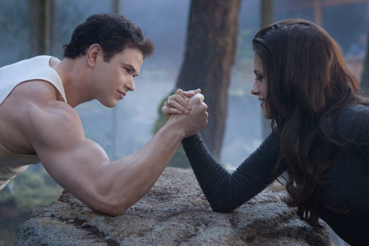  KELLAN LUTZ Y KRISTEN STEWART en la película de crepúsculo jugando vencidas 