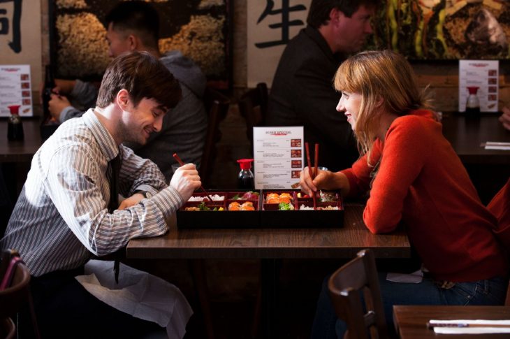 Escena de la película what if protagonistas cenando en un restaurante comiendo sushi 