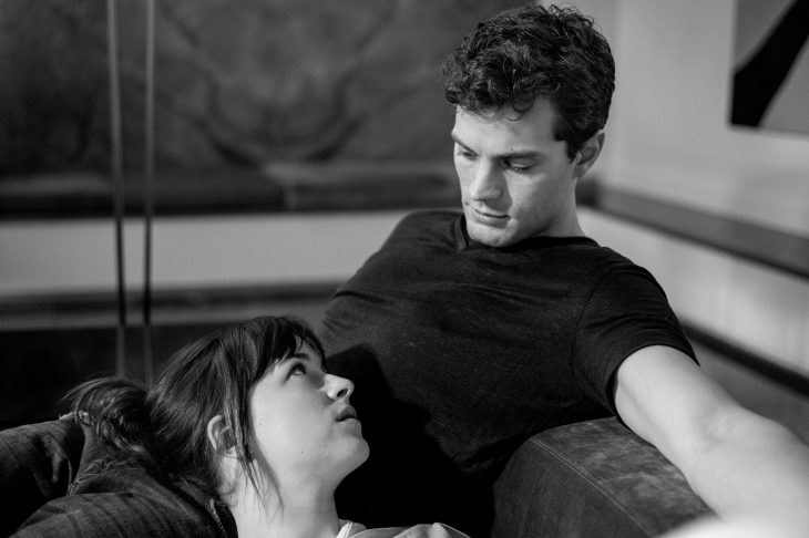 escena de la película 50 sombras de grey anastasia y grey sentados en un sillón 