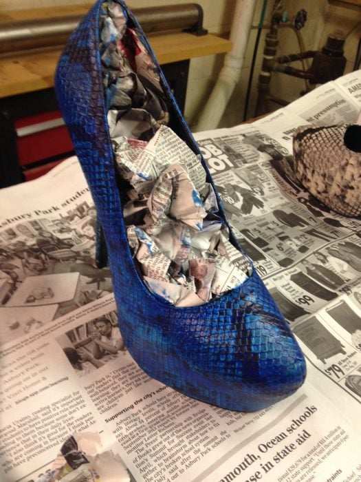 Zapatos pintados de color azul sobre periódico 