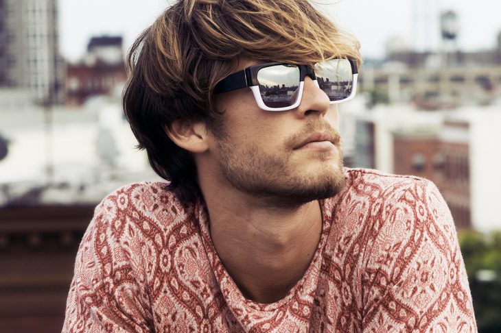 Hombre con corte de cabello con flequillo 