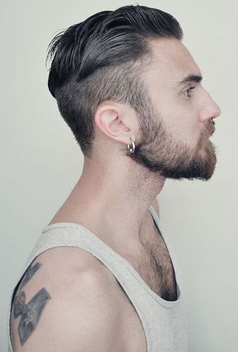 Hombre con corte de cabello hipster 