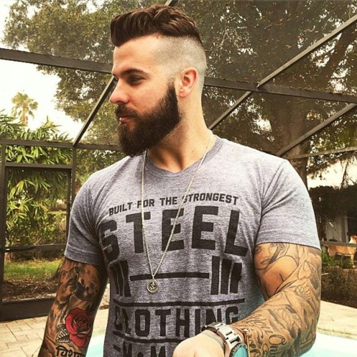 Hombre musculoso con corte hipster y barba 