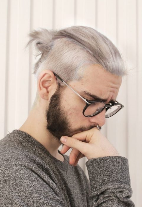 Chico con bun y cabello platinado 