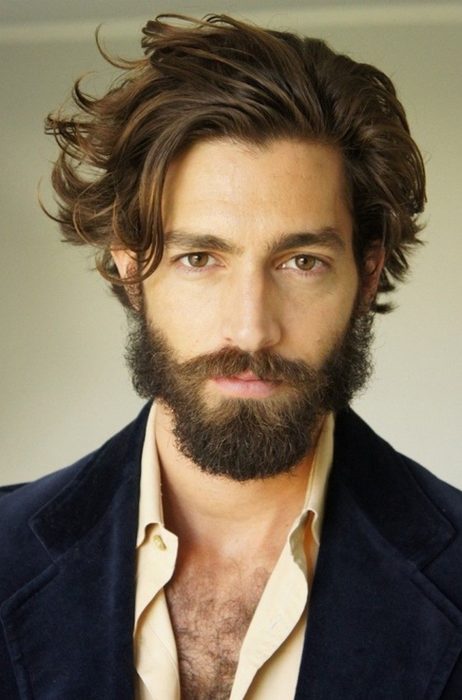 Hombre con barba, cabello largo y despeinado 