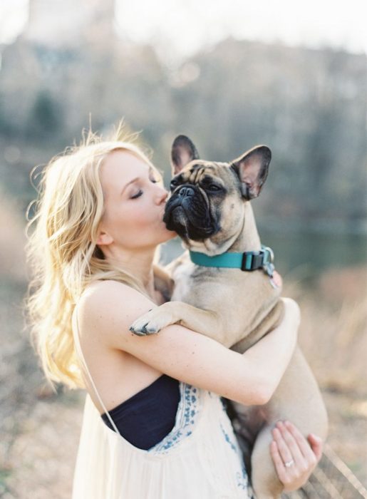 chica abrazando a su perro 