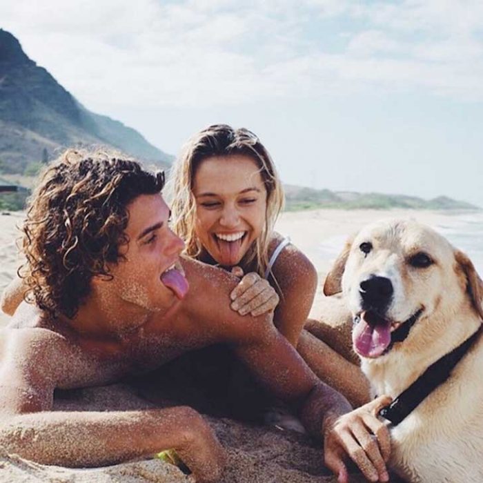 Pareja con su perro en la playa 