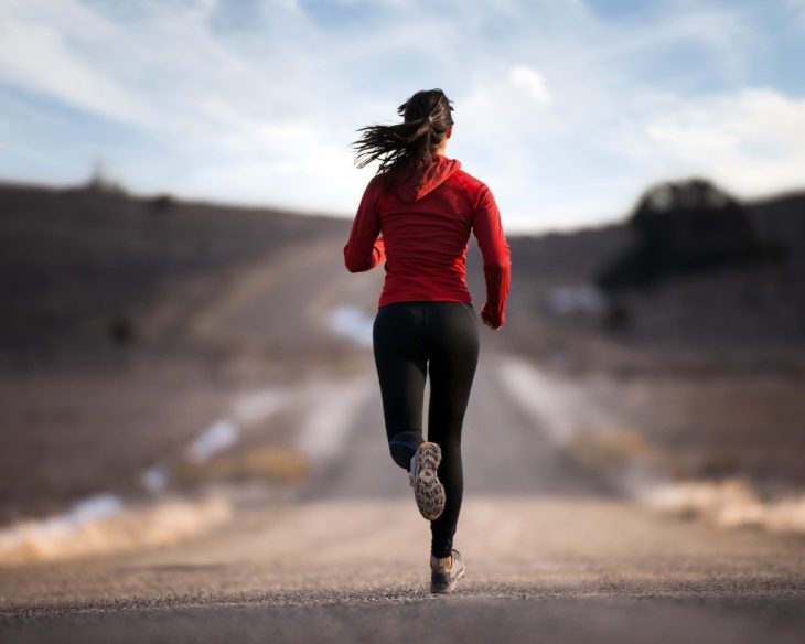 chica corriendo 