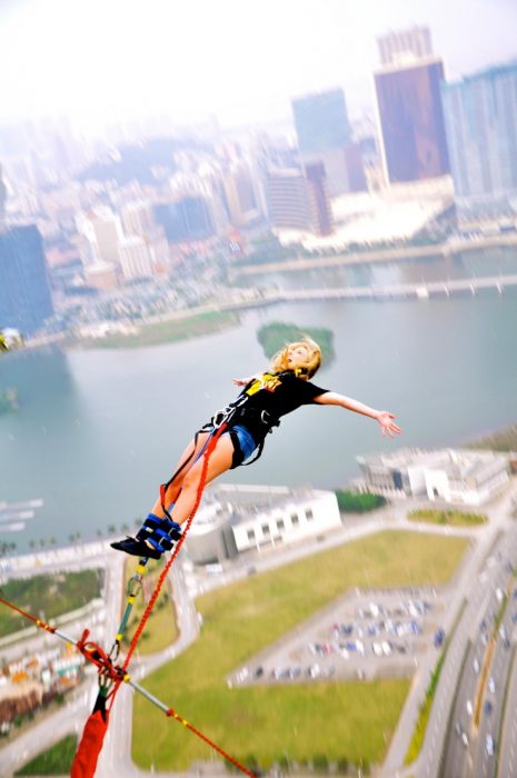 mujer tirándose del bungee