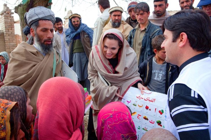 Angelina Jolie enseñando a unos niños