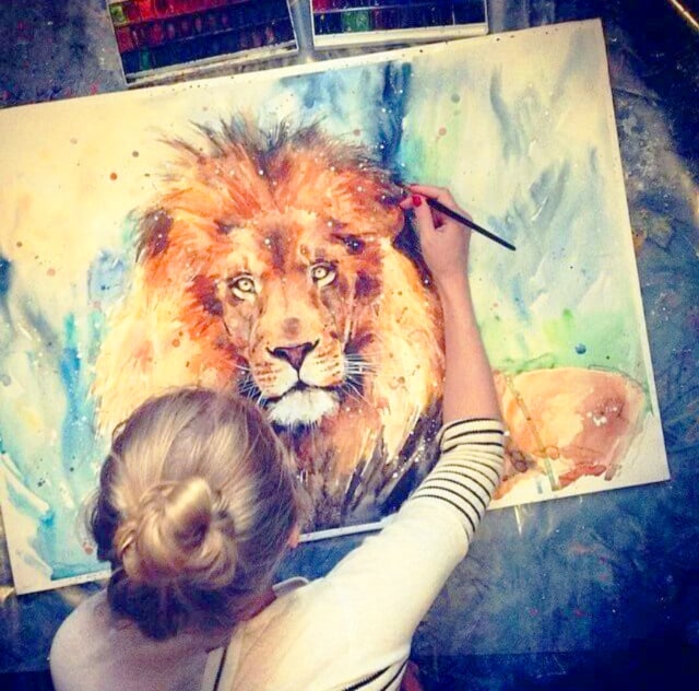 Chica pintando un león 