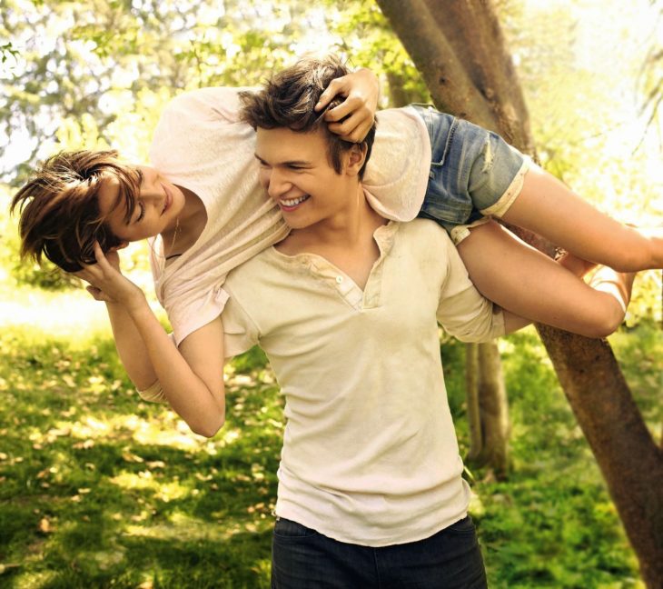 Shailene Woodley y Ansel Elgort en un parque