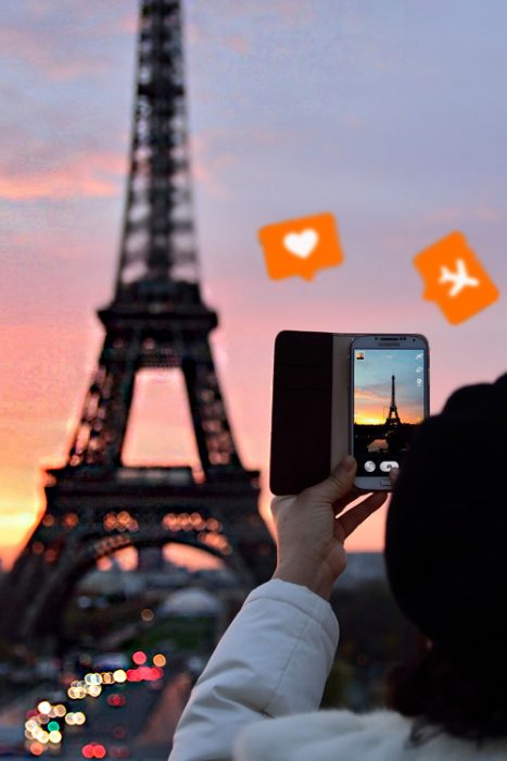 chica tomando foto a la torre eiffel