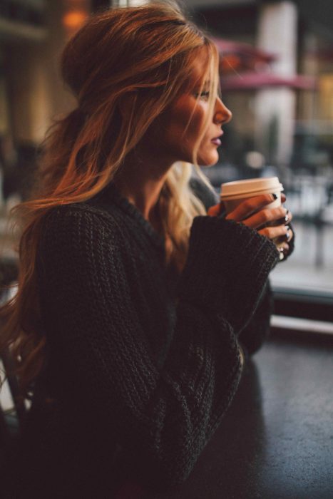 chica tomando café 