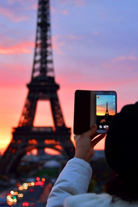 Chica tomando fotos en París 