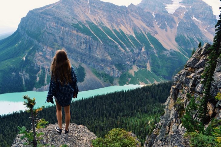 Chica en una montaña 