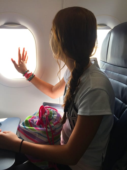 Chica en un avión 