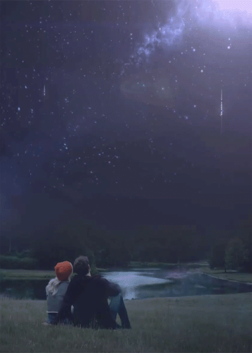pareja viendo las estrellas 