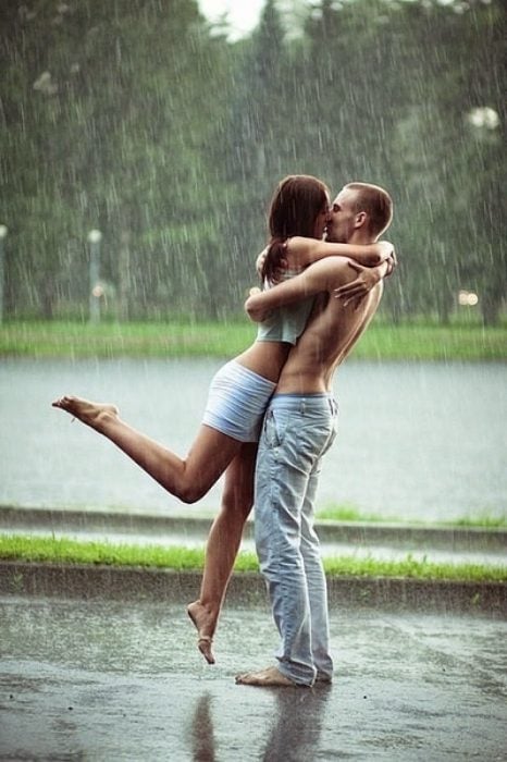 Pareja besándose bajo la lluvia
