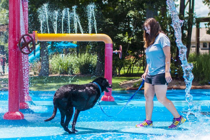 Dukey y su amiga en el parque acuático 